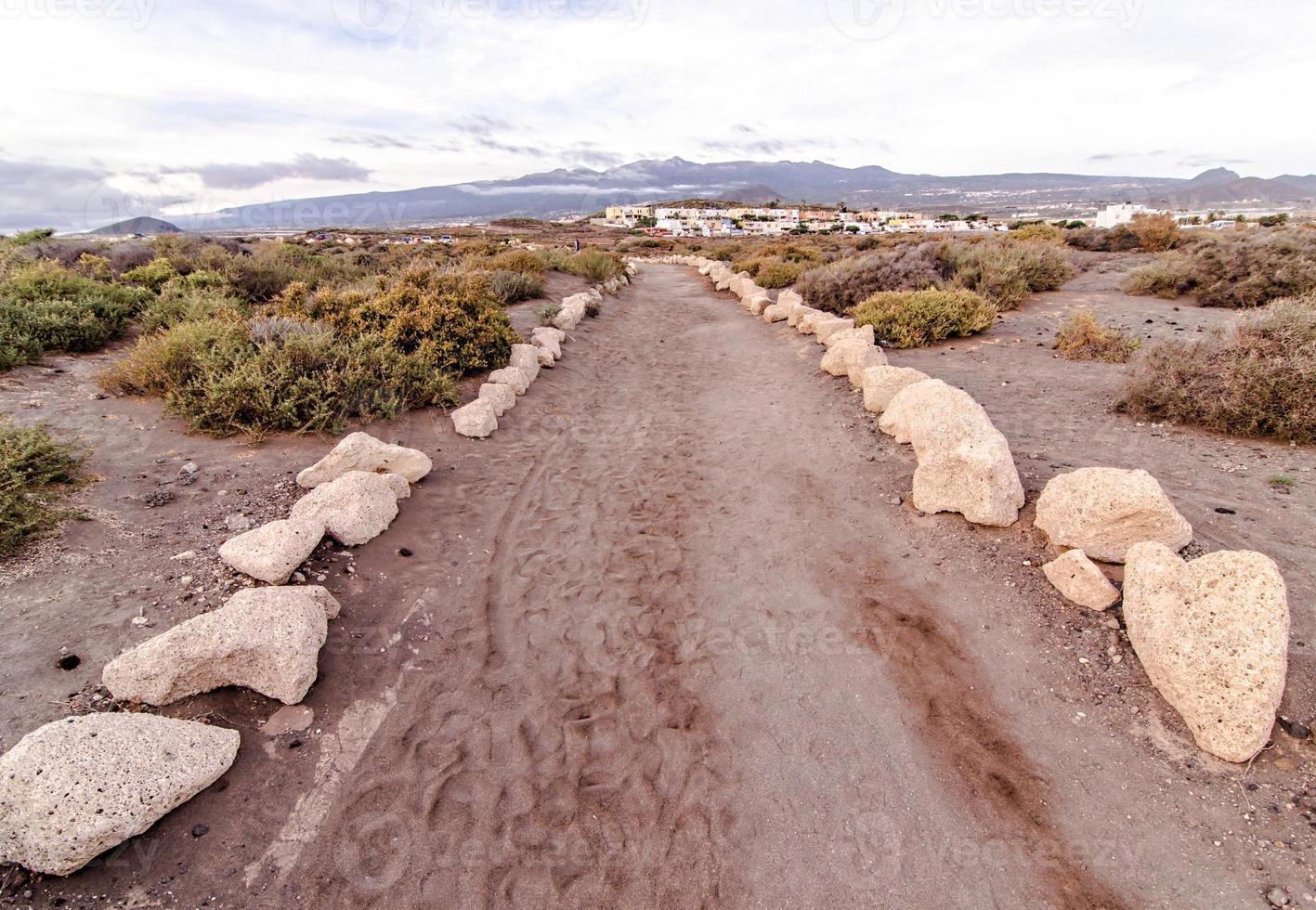 camino mediante el escénico paisaje foto