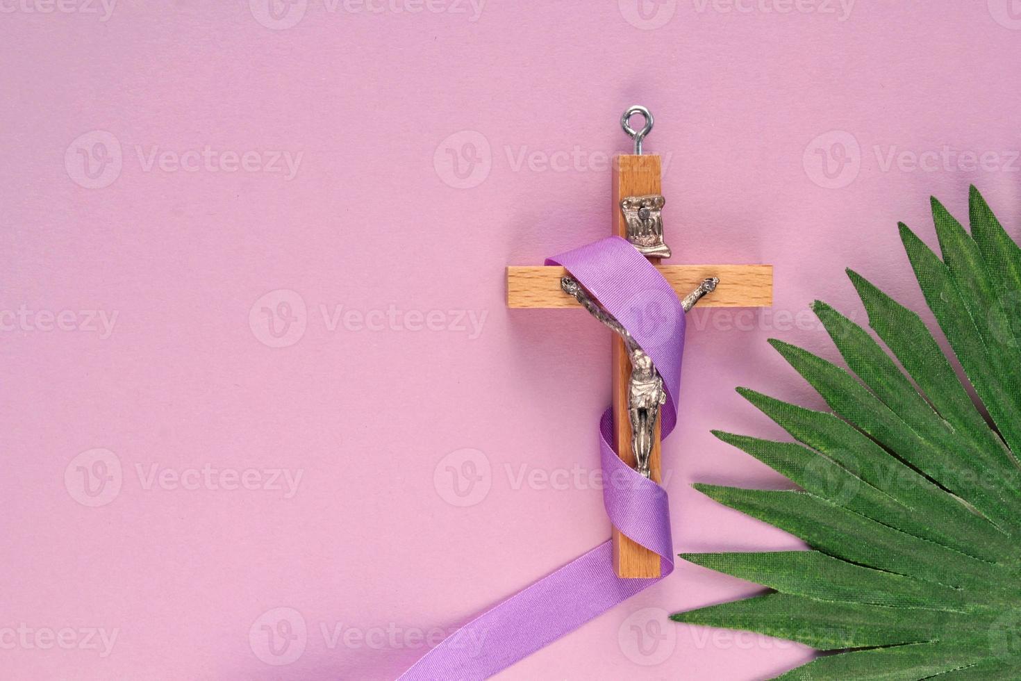 cristiano religioso de madera cruzar crucifijo con Violeta cinta en púrpura antecedentes. católico religión símbolo. bueno viernes, prestado estación, palma domingo, ceniza miércoles y santo semana concepto foto