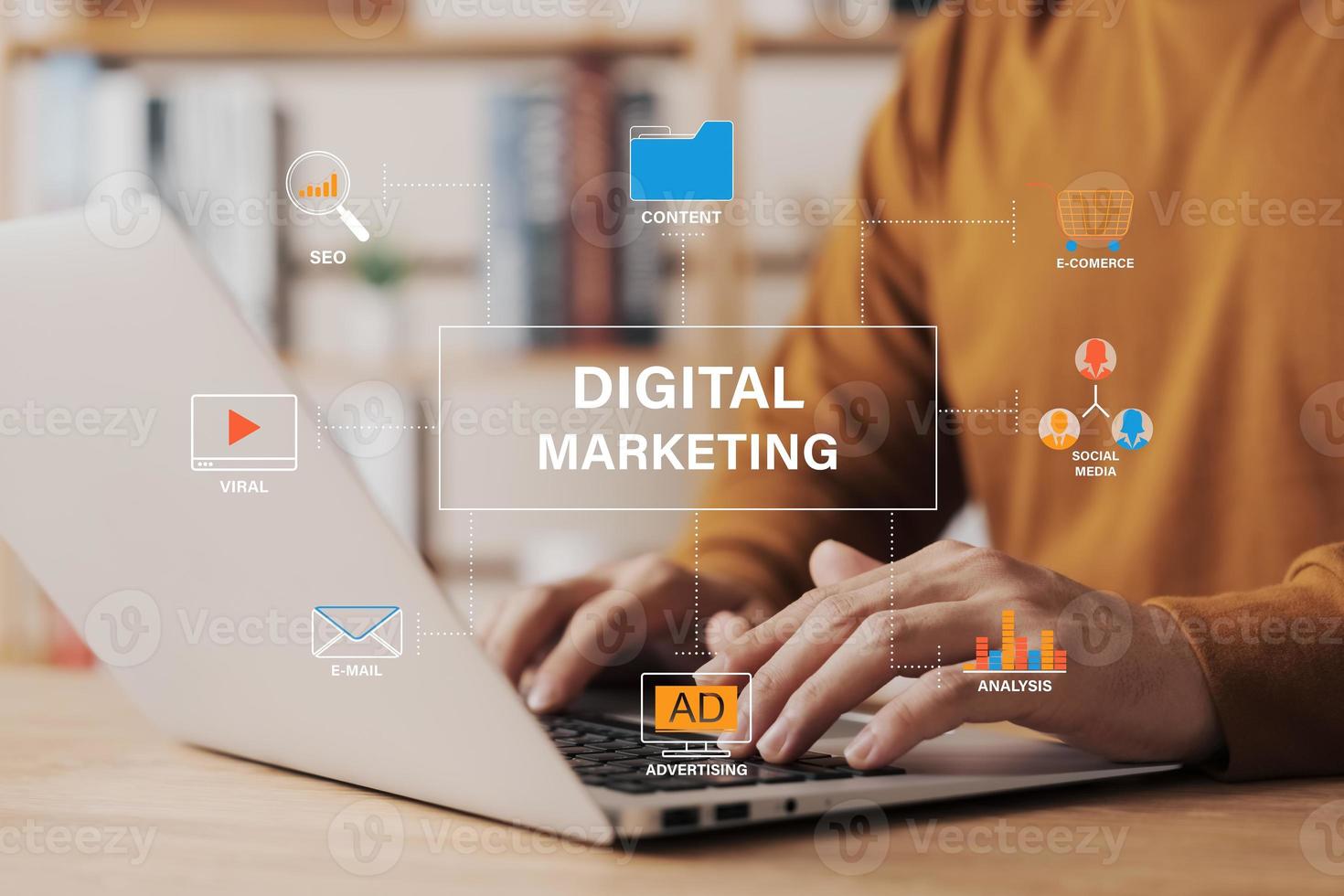 conceptos de tecnología de marketing digital en medios en línea, publicidad en línea para ayudar a aumentar las ventas y aumentar los canales de ventas en línea para llegar a consumidores de todo el mundo. foto