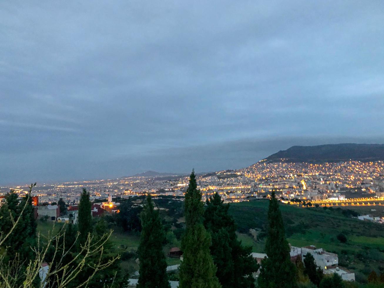 asombroso parte superior ver de el ciudad envuelto en un fascinante y místico brumoso noche foto