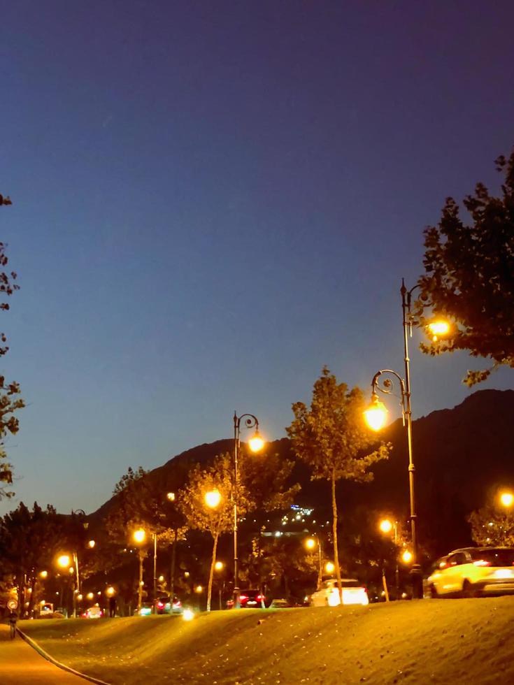 reluciente noche luces en contra un lleno de estrellas claro cielo foto