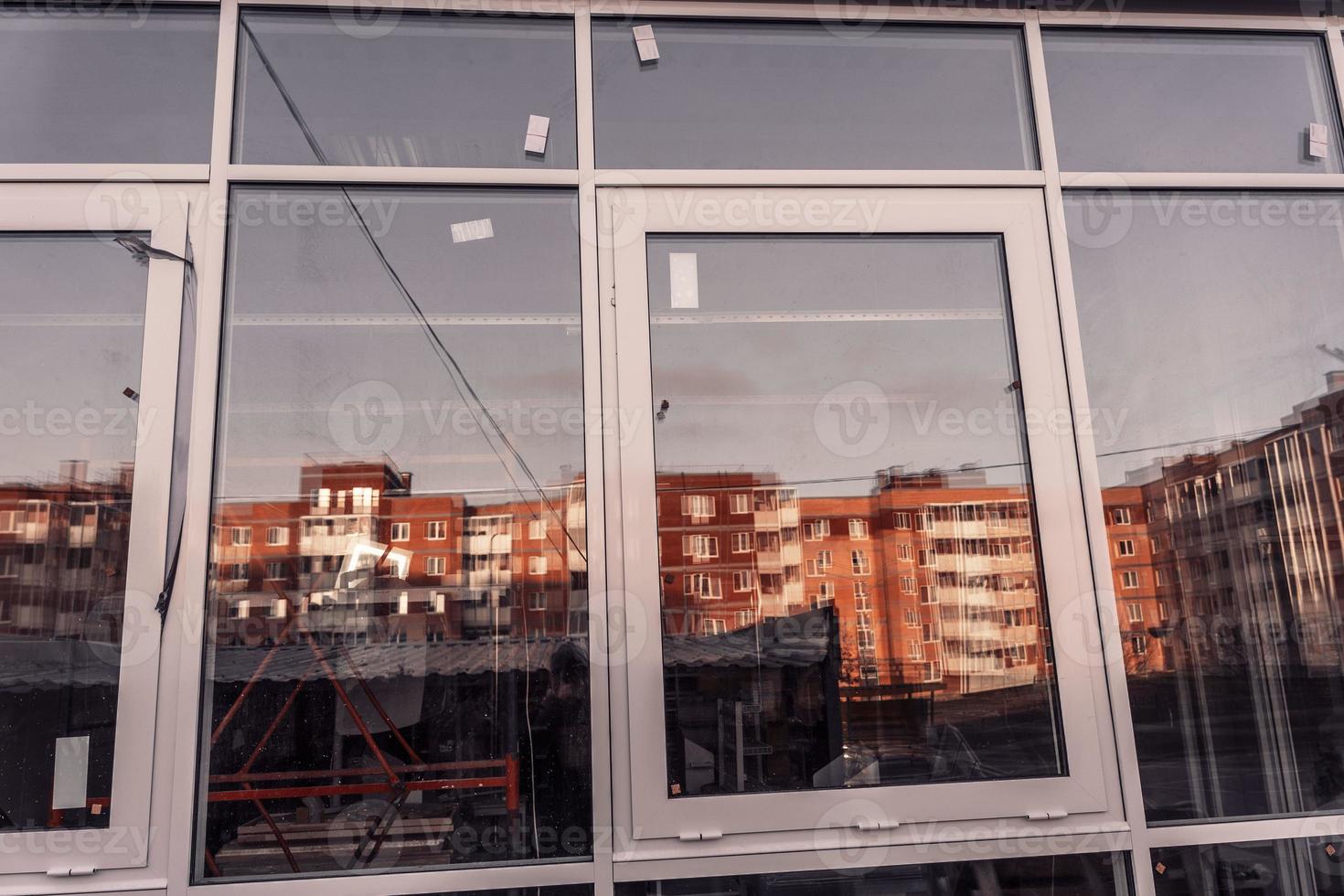 reemplazo de con doble acristalamiento ventanas en tienda ventanas, reconstrucción de el supermercado fachada, reparar de ventanas foto