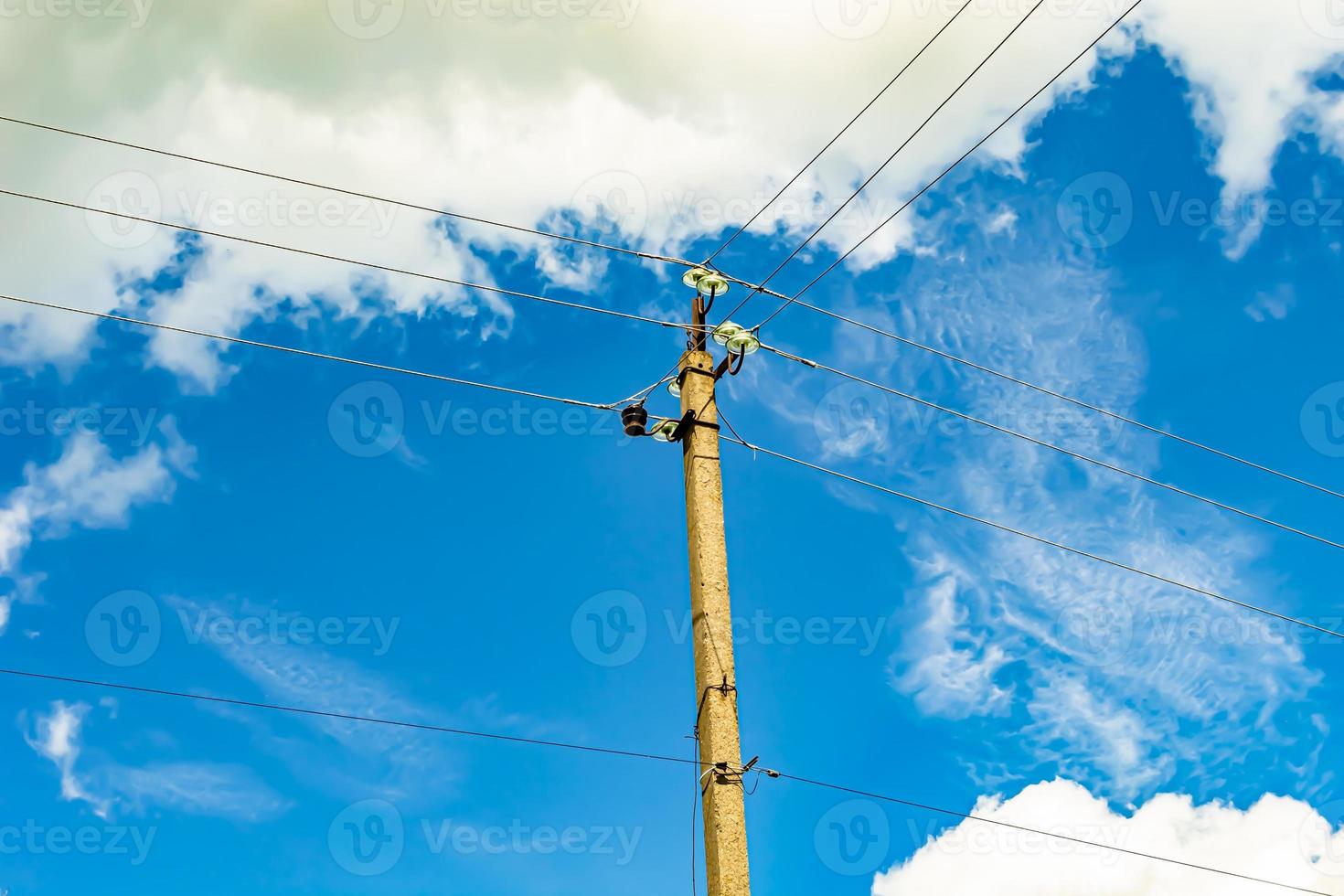 Poste eléctrico de potencia con cable de línea sobre fondo de color cerrar foto