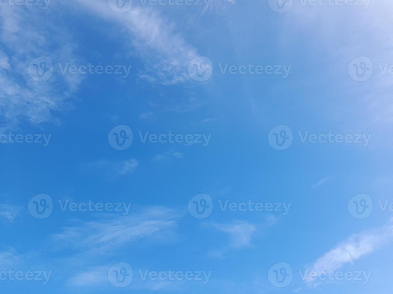 hermosas nubes blancas sobre fondo de cielo azul profundo. grandes nubes esponjosas suaves y brillantes cubren todo el cielo azul. foto