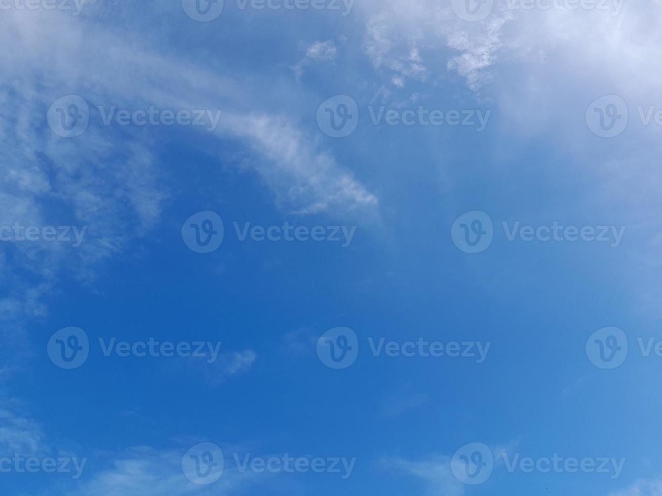 hermosas nubes blancas sobre fondo de cielo azul profundo. grandes nubes esponjosas suaves y brillantes cubren todo el cielo azul. foto