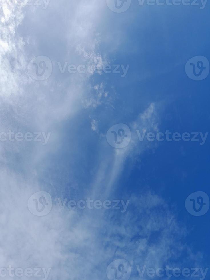 hermosas nubes blancas sobre fondo de cielo azul profundo. grandes nubes esponjosas suaves y brillantes cubren todo el cielo azul. foto