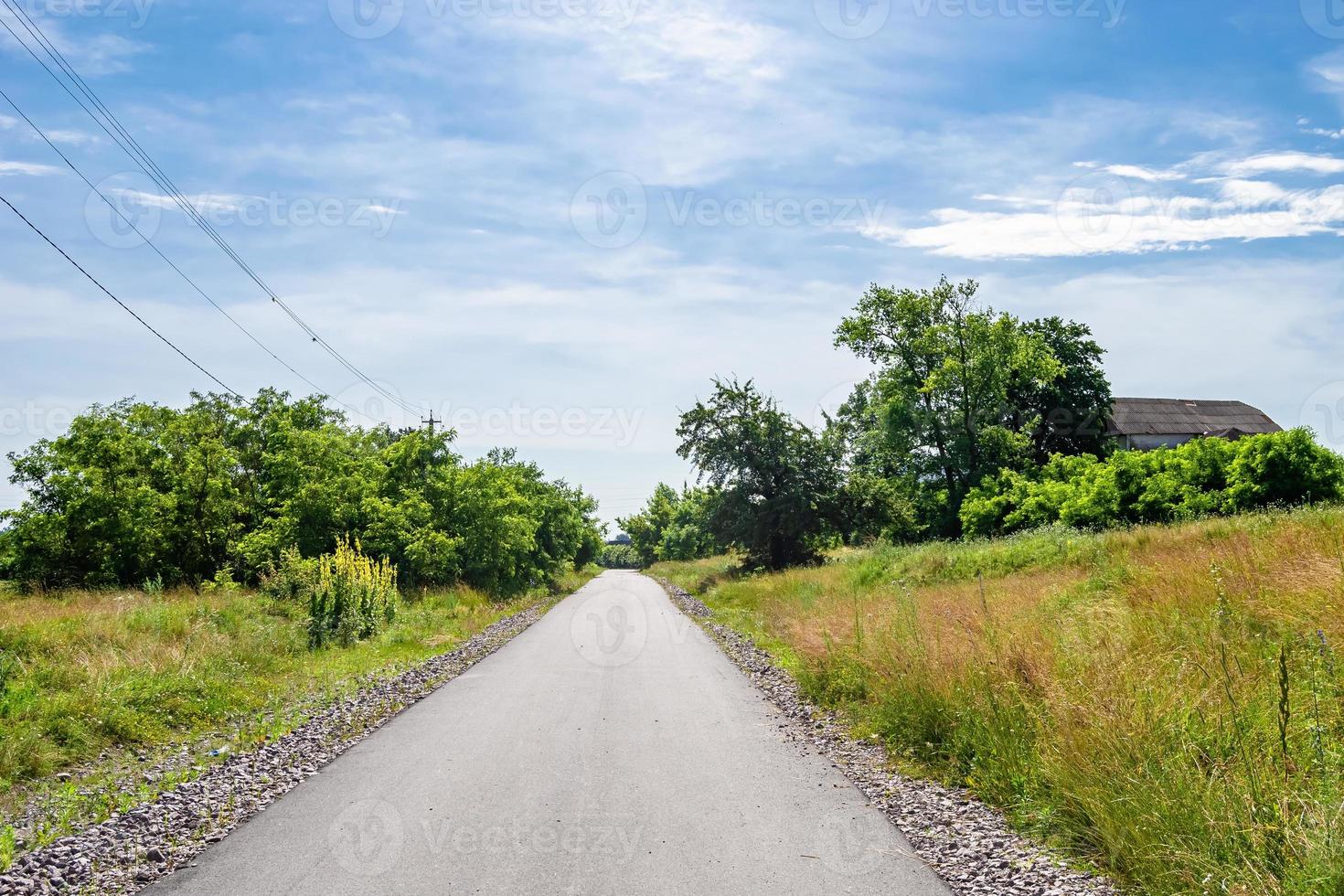 Hermosa carretera de asfalto vacía en el campo sobre fondo de color foto