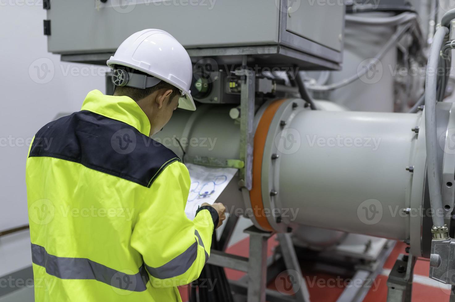 ingeniero eléctrico revisando el voltaje en el gabinete de distribución de energía en la sala de control, mantenimiento preventivo anual, electricista tailandés trabajando en la empresa foto