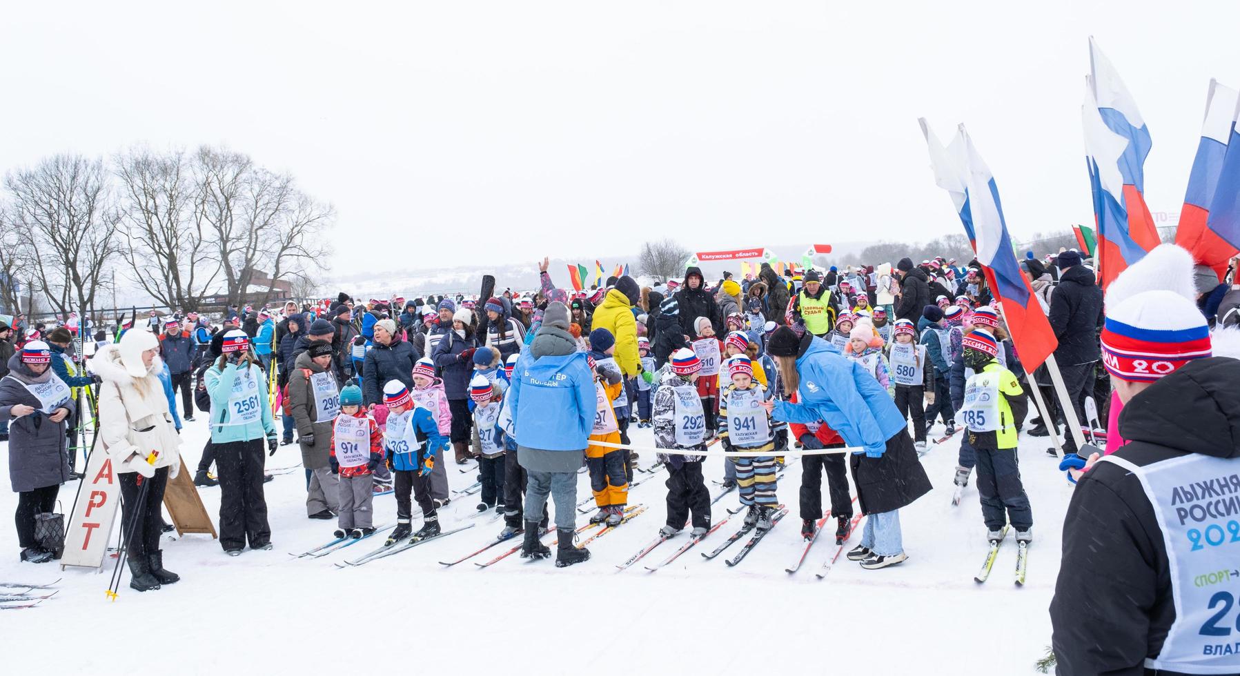 anual todo ruso Deportes evento acción esquí pista de Rusia. deportivo estilo de vida para adultos, niños, familia fiesta en a campo traviesa esquiar - masa carrera en un Nevado pista. Rusia, Kaluga - marzo 4, 2023 foto