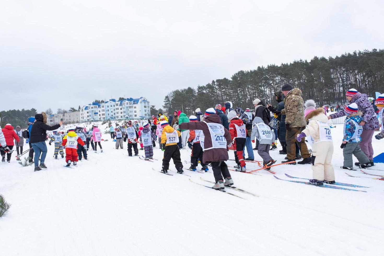 anual todo ruso Deportes evento acción esquí pista de Rusia. deportivo estilo de vida para adultos, niños, familia fiesta en a campo traviesa esquiar - masa carrera en un Nevado pista. Rusia, Kaluga - marzo 4, 2023 foto