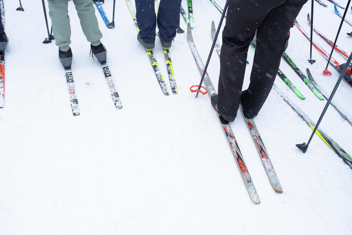 anual todo ruso Deportes evento acción esquí pista de Rusia. deportivo estilo de vida para adultos, niños, familia fiesta en a campo traviesa esquiar - masa carrera en un Nevado pista. Rusia, Kaluga - marzo 4, 2023 foto