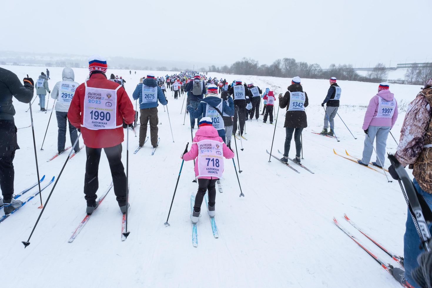 anual todo ruso Deportes evento acción esquí pista de Rusia. deportivo estilo de vida para adultos, niños, familia fiesta en a campo traviesa esquiar - masa carrera en un Nevado pista. Rusia, Kaluga - marzo 4, 2023 foto