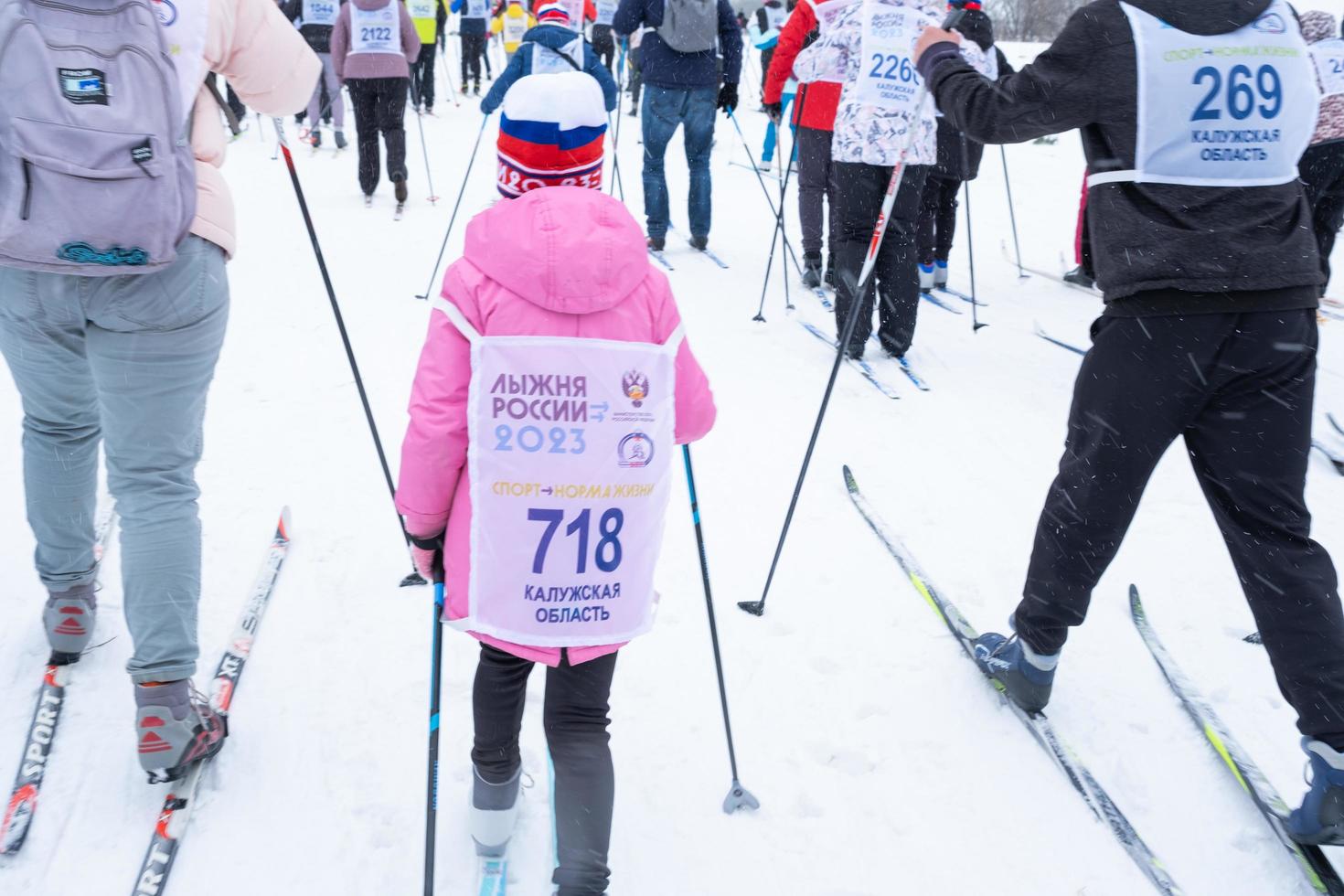 anual todo ruso Deportes evento acción esquí pista de Rusia. deportivo estilo de vida para adultos, niños, familia fiesta en a campo traviesa esquiar - masa carrera en un Nevado pista. Rusia, Kaluga - marzo 4, 2023 foto