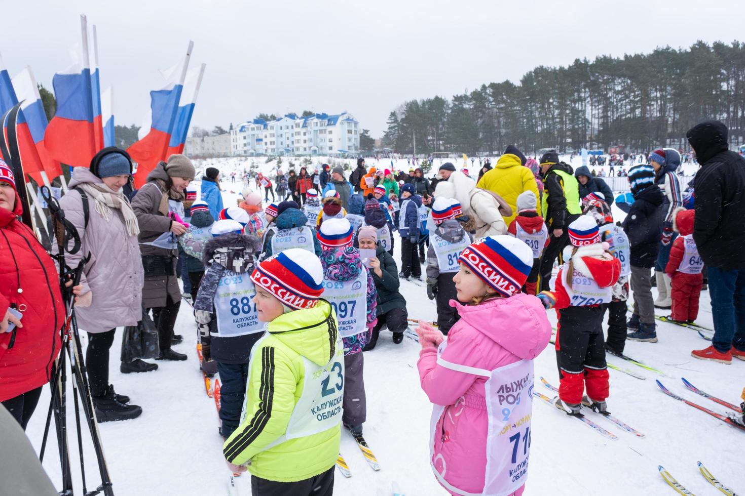 anual todo ruso Deportes evento acción esquí pista de Rusia. deportivo estilo de vida para adultos, niños, familia fiesta en a campo traviesa esquiar - masa carrera en un Nevado pista. Rusia, Kaluga - marzo 4, 2023 foto