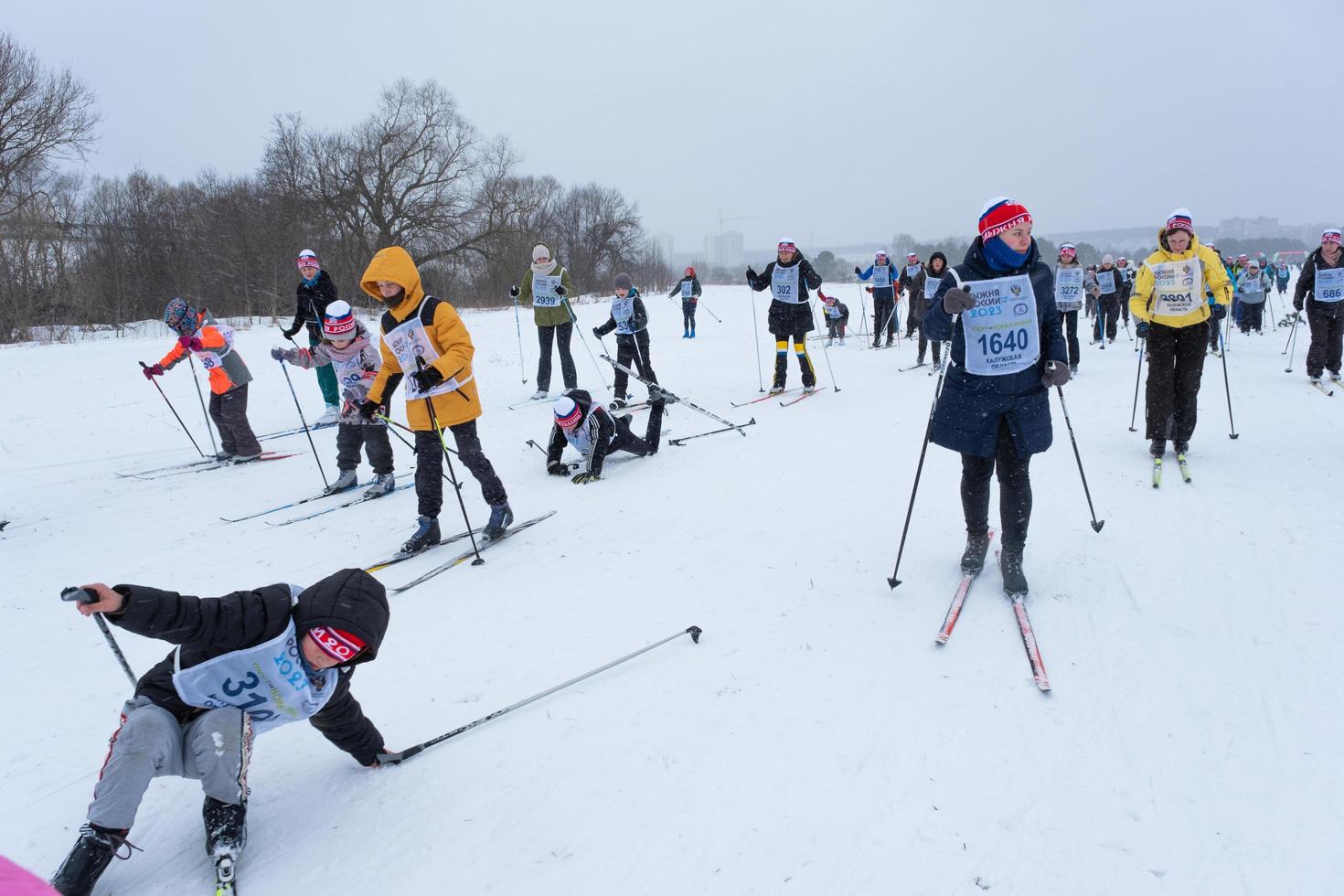 anual todo ruso Deportes evento acción esquí pista de Rusia. deportivo estilo de vida para adultos, niños, familia fiesta en a campo traviesa esquiar - masa carrera en un Nevado pista. Rusia, Kaluga - marzo 4, 2023 foto