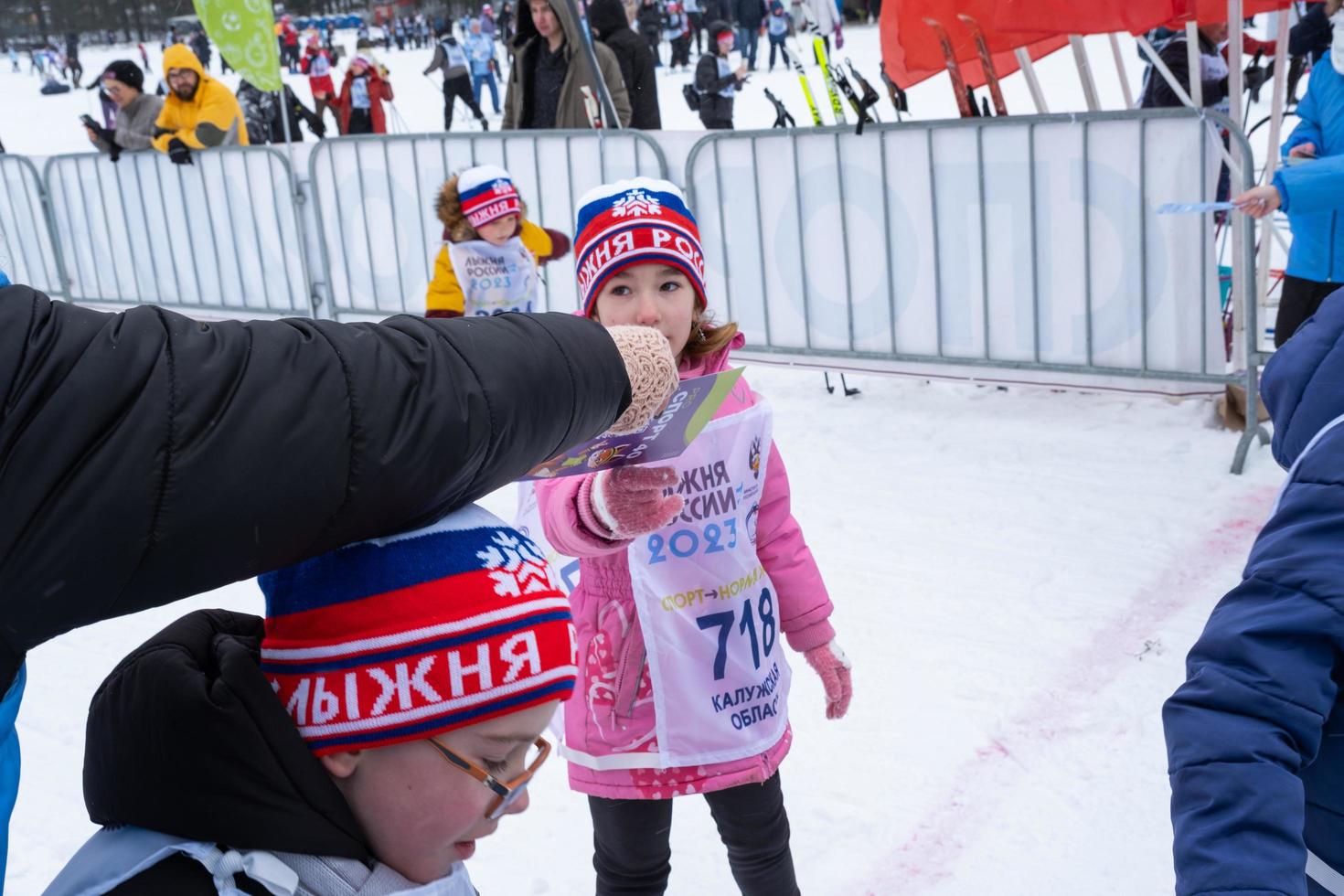 anual todo ruso Deportes evento acción esquí pista de Rusia. deportivo estilo de vida para adultos, niños, familia fiesta en a campo traviesa esquiar - masa carrera en un Nevado pista. Rusia, Kaluga - marzo 4, 2023 foto