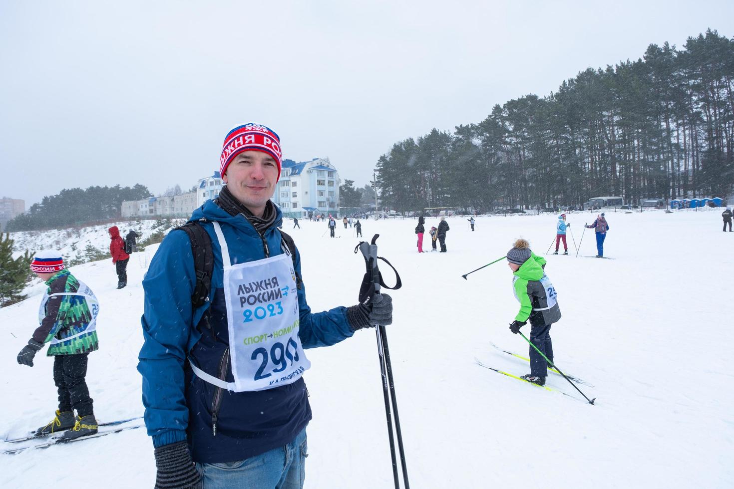 anual todo ruso Deportes evento acción esquí pista de Rusia. deportivo estilo de vida para adultos, niños, familia fiesta en a campo traviesa esquiar - masa carrera en un Nevado pista. Rusia, Kaluga - marzo 4, 2023 foto