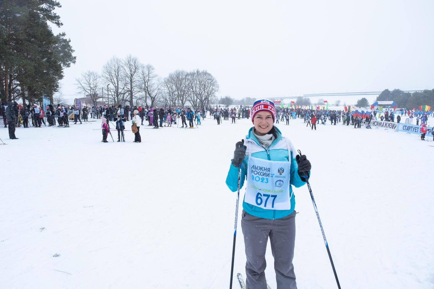 anual todo ruso Deportes evento acción esquí pista de Rusia. deportivo estilo de vida para adultos, niños, familia fiesta en a campo traviesa esquiar - masa carrera en un Nevado pista. Rusia, Kaluga - marzo 4, 2023 foto