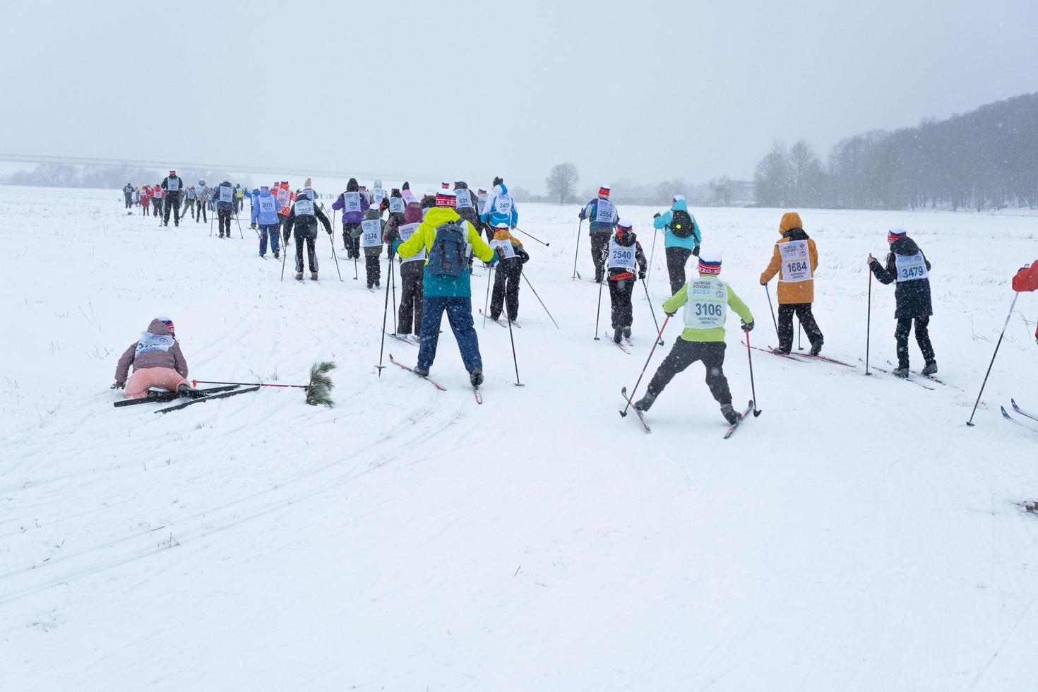 anual todo ruso Deportes evento acción esquí pista de Rusia. deportivo estilo de vida para adultos, niños, familia fiesta en a campo traviesa esquiar - masa carrera en un Nevado pista. Rusia, Kaluga - marzo 4, 2023 foto