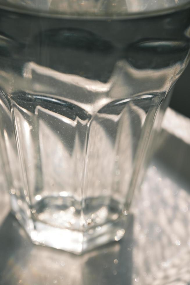 un vaso lleno con agua en el Dom foto