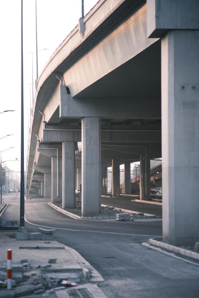 viaducto muelles y pavimento a puesta de sol foto