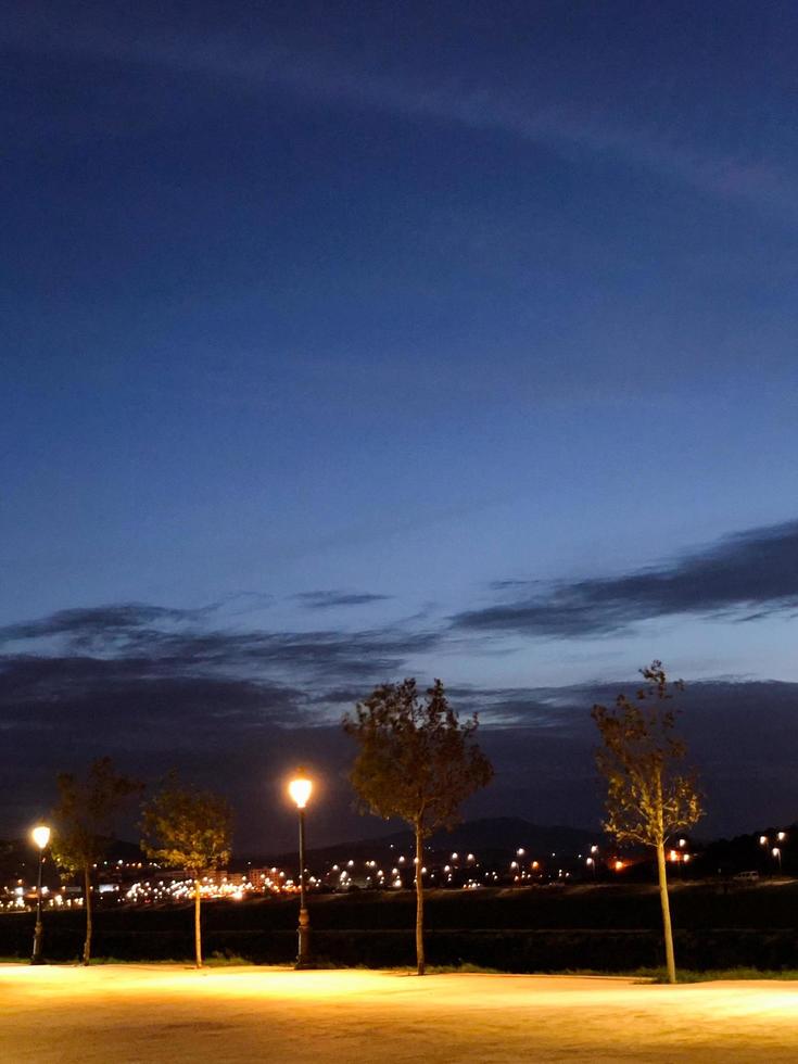 sereno y pacífico noche en un público parque, capturar el quietud y tranquilidad de el alrededores debajo el cielo foto