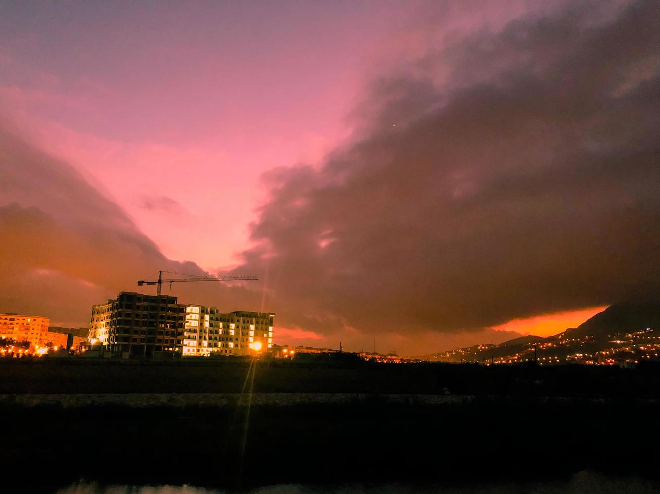 asombroso panorámico ver de el noche cielo, exhibiendo el belleza y preguntarse de el nubes un verdaderamente fascinante experiencia de celestial majestad foto