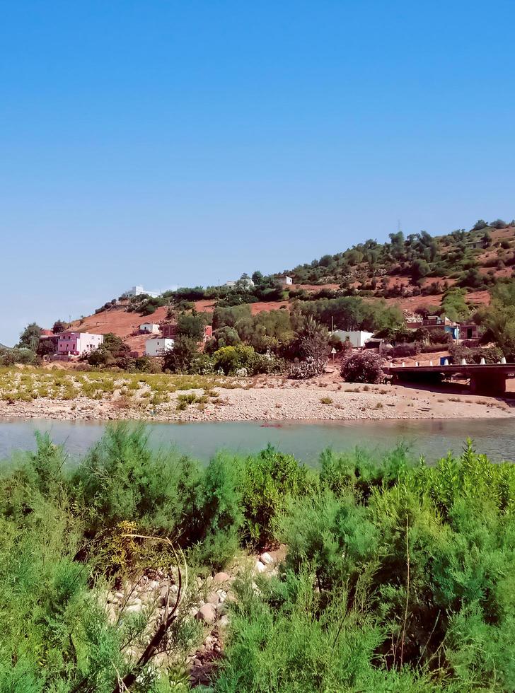 tranquilo belleza de un Valle en frente de un pequeño pueblo rodeado por naturaleza magnífico y sereno paisajes un viaje dentro el corazón de rural encanto foto