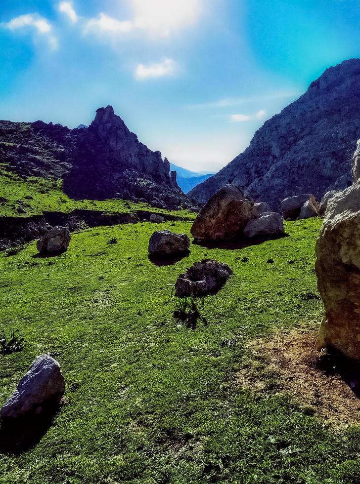 blanco montaña - hinchando montaña el segundo más alto pico en el del Norte parte de tetuán, Marruecos, con un altura de 838 metros encima mar nivel en el corazón de naturaleza tranquilo y majestuoso paisajes foto