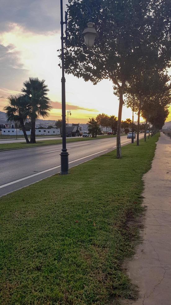 hermosa puesta de sol dejar radiante colores encender tu Sentidos en el la carretera foto