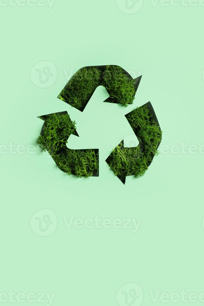 verde musgo debajo papel cortar reciclaje símbolo. salvar planeta, ecológico, reciclaje concepto foto