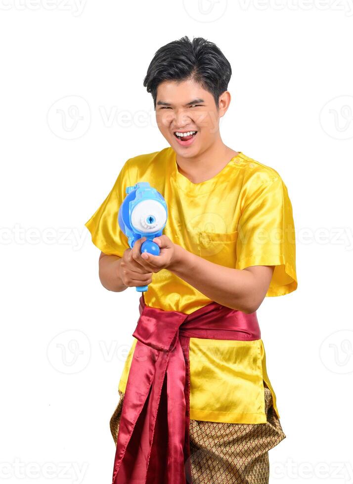 retrato joven con pistola de agua en el festival de songkran foto