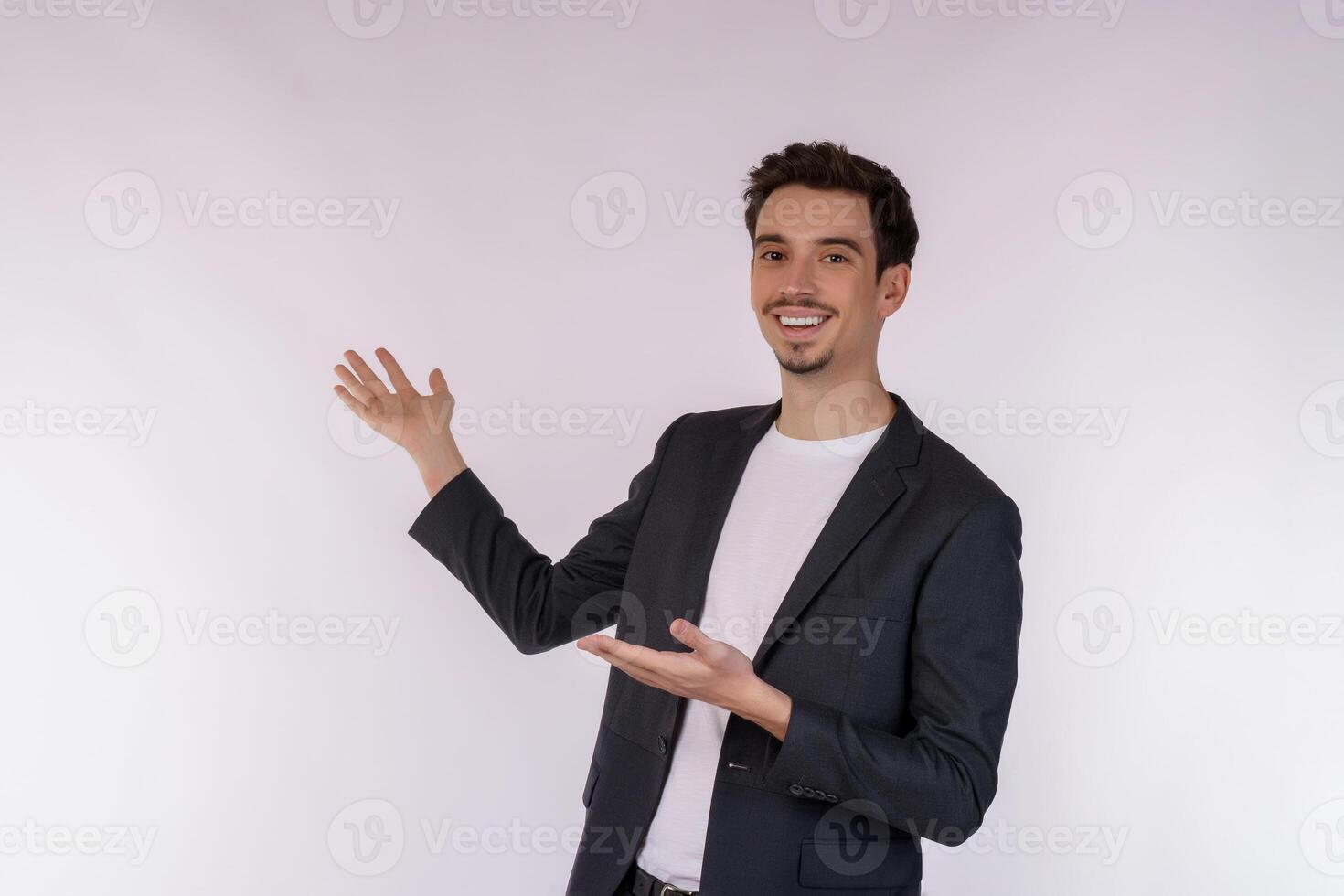 retrato de un joven hombre de negocios feliz y sonriente que presenta y muestra su texto o producto aislado de fondo blanco foto