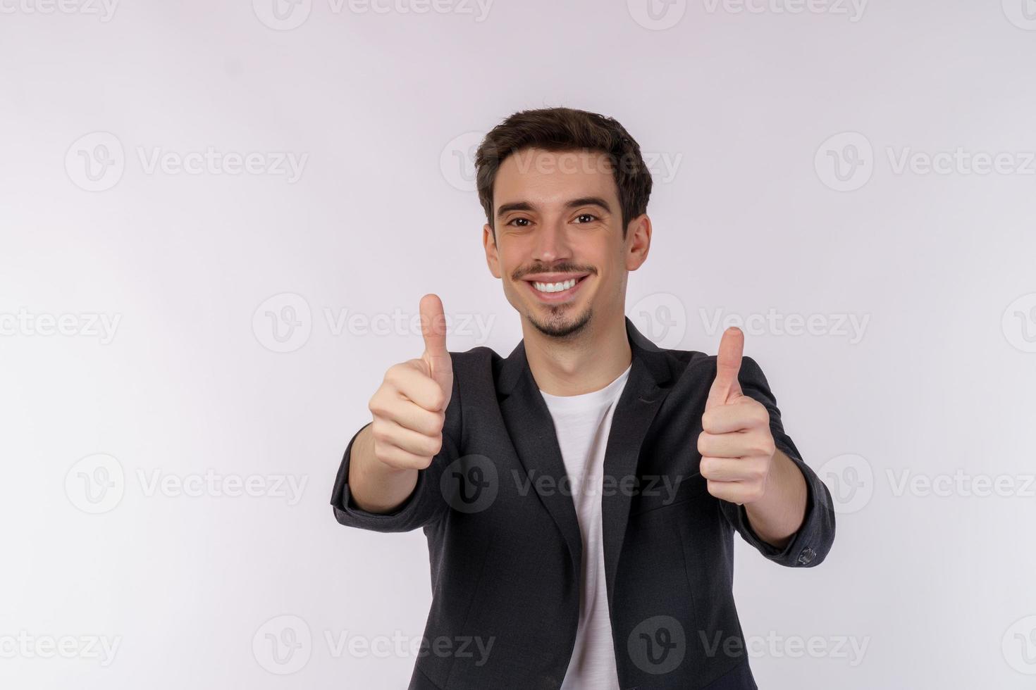 retrato de contento sonriente joven empresario demostración pulgares arriba gesto en aislado terminado blanco antecedentes foto