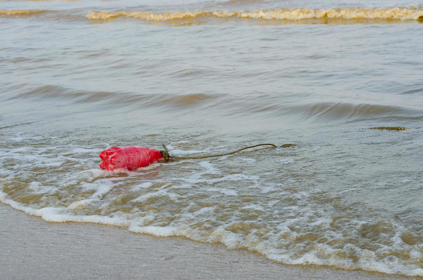 plastico botella residuos en playa para contaminación concepto foto