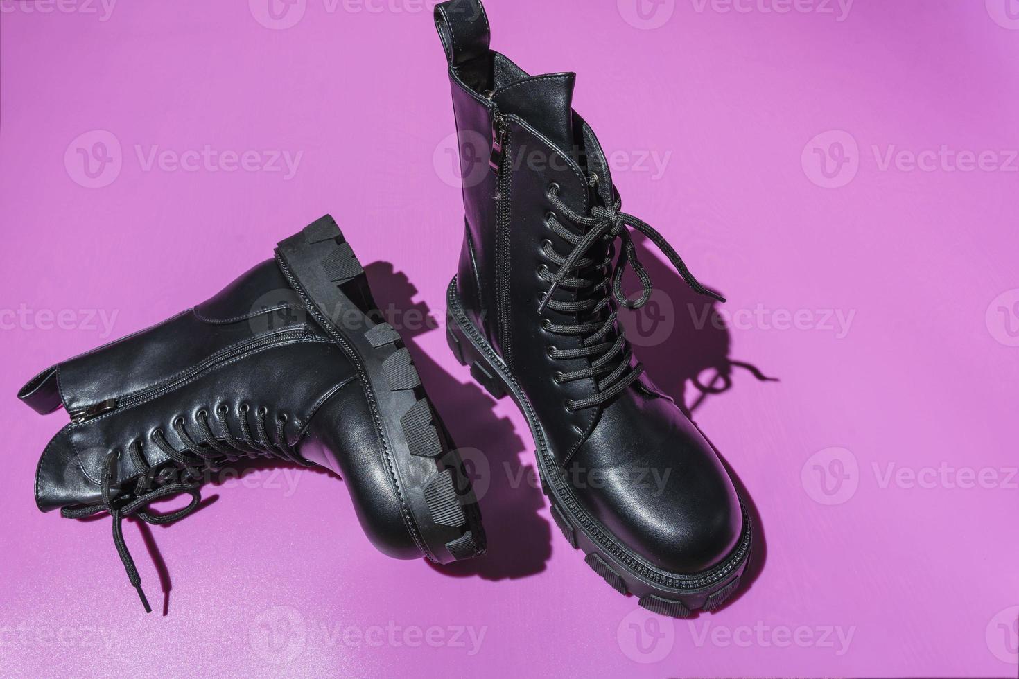 cuero negro De las mujeres áspero botas con grueso suelas, atado alto Moda botas foto