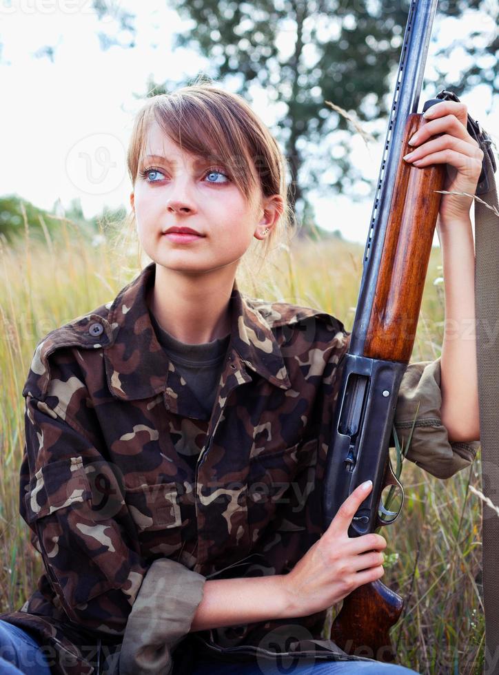 joven hermosa niña con un escopeta foto