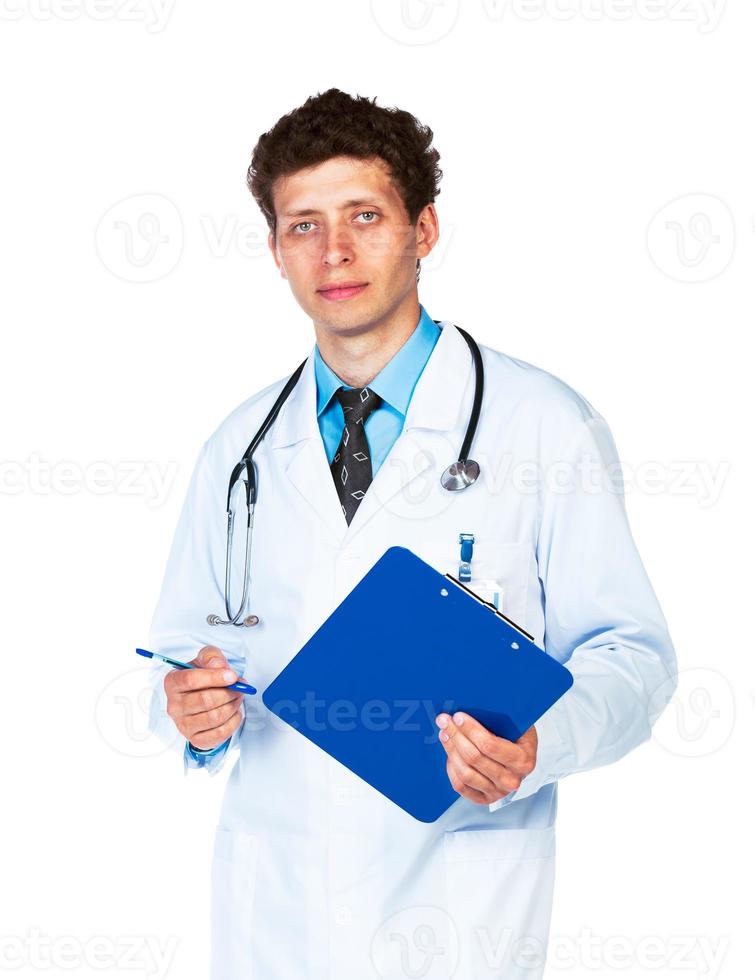 retrato de joven masculino médico escritura en un del paciente médico gráfico en blanco foto