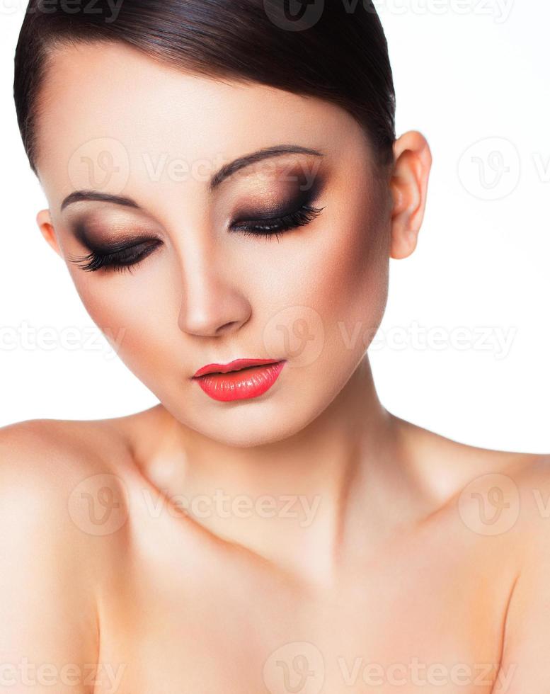 retrato de un hermosa mujer con un atractivo retro maquillaje foto