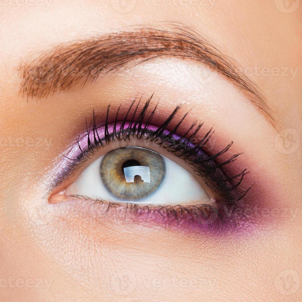 hermosa mujeril ojo con atractivo maquillaje foto