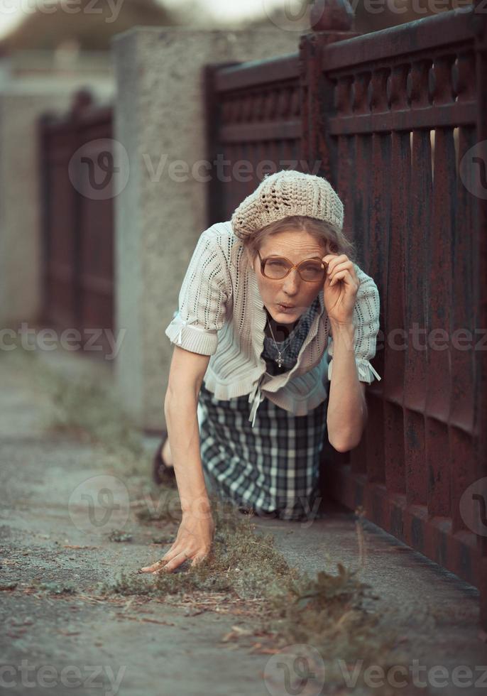 chica divertida con gafas y un vestido vintage foto