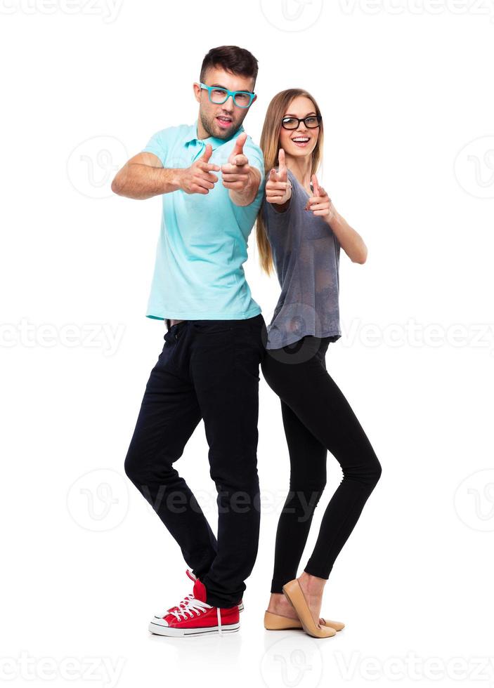 contento Pareja sonriente participación pulgar arriba gesto, hermosa joven hombre y mujer sonrisa mirando a cámara en blanco foto