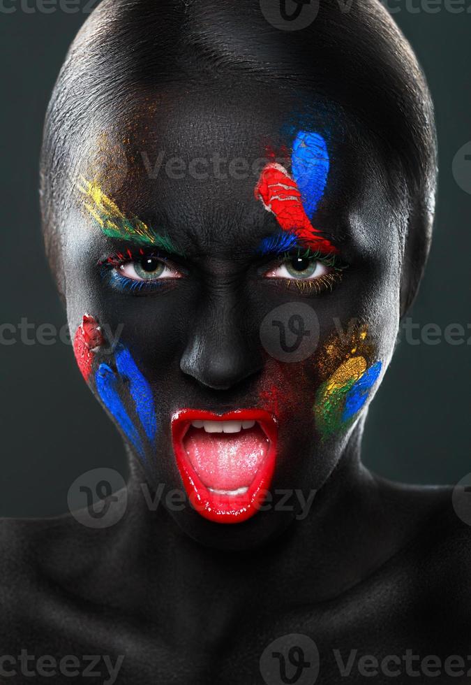 retrato de un hermosa boquiabierto mujer con negro cara foto