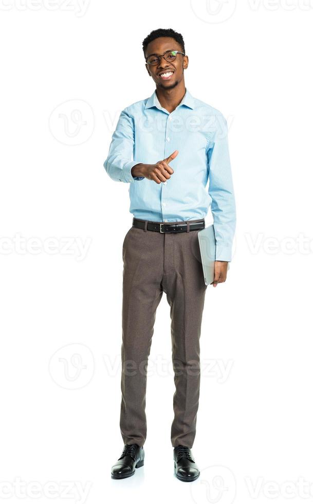 contento africano americano Universidad estudiante en pie con ordenador portátil y dedo arriba en blanco foto