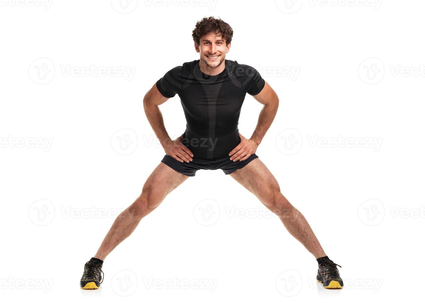 atlético atractivo hombre haciendo aptitud ejercicio en el blanco foto