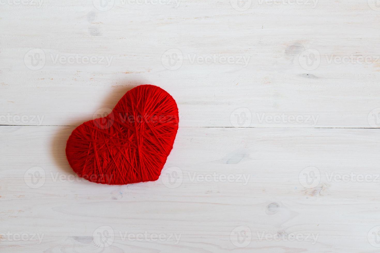 rojo corazón conformado de coser hilo para san valentin día foto