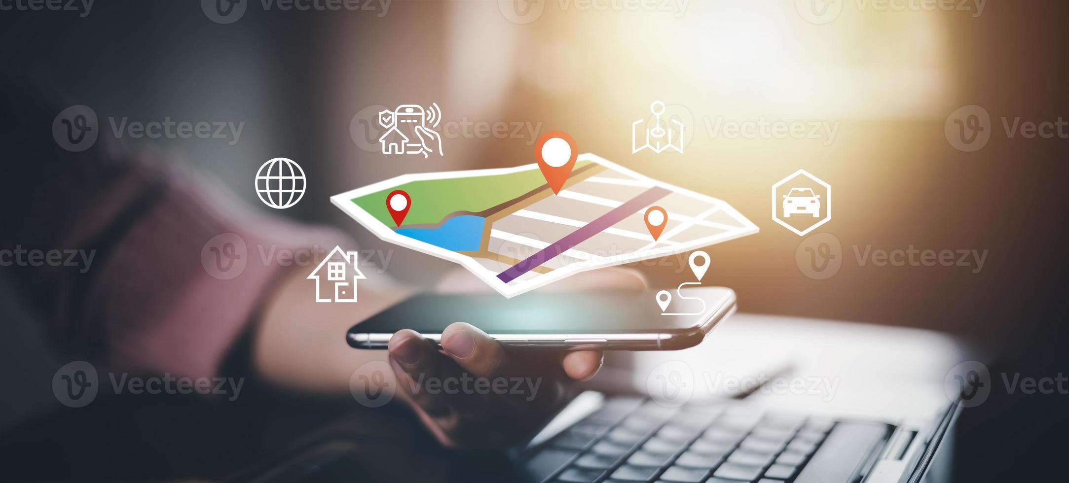 mano sostener inteligente teléfono y toque virtual mundo y modelo mapa con ubicación punto , GPS aplicación, icono viaje mapas y encontrar lugares en el en línea sistema, todas pantalla gráficos son generado,buscando para viajar. foto