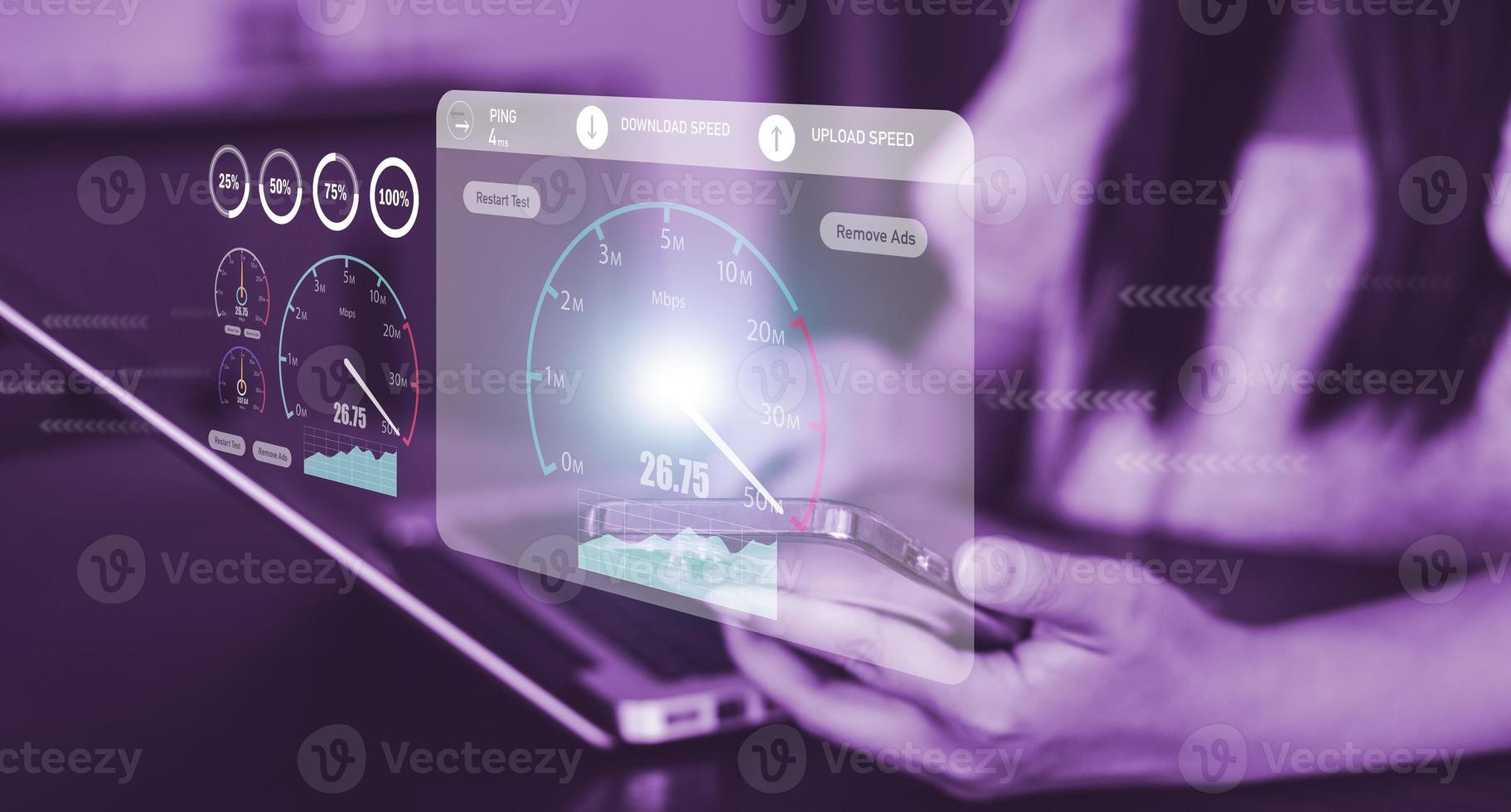 conexión rápida a Internet con concepto de tecnología de metaverso, teléfono inteligente manual y pantalla virtual de medición de velocidad de Internet, concepto de Internet y tecnología, concepto de Internet de alta velocidad 5g foto