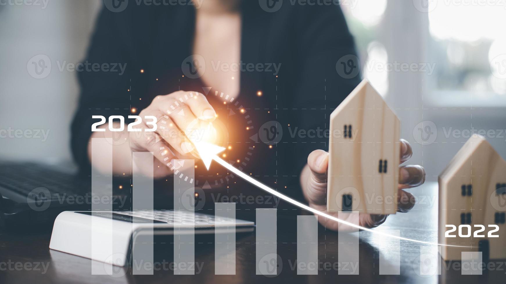 negocio crecimiento datos gráfico flecha con diagrama 2022-2023 presupuesto con dinero, empresario señalando flecha grafico corporativo futuro crecimiento año comienzo a 2023, desarrollo a éxito y motivacion.guardar dinero foto