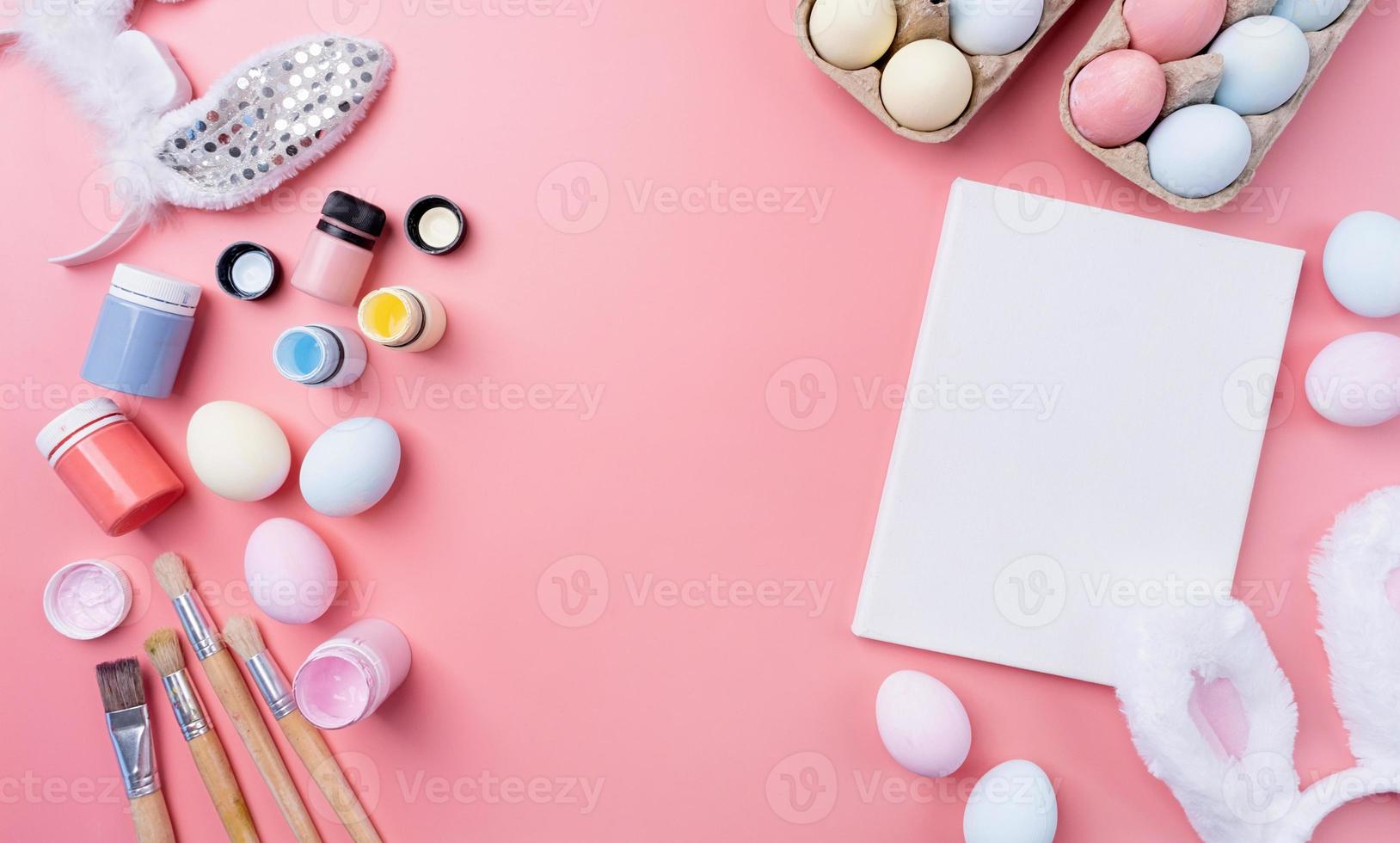 pastel de colores Pascua de Resurrección huevos con blanco blanco marco para Bosquejo diseño foto